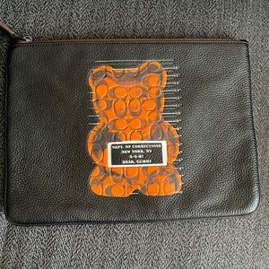 COACH VANDAL GUMMY CLUTCH